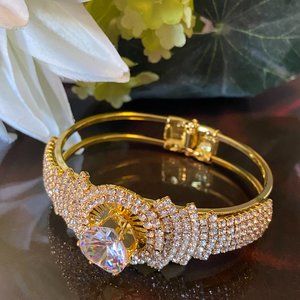 Gorgeous Easy to wear Golden Bracelet Bangle with sparkling Crystals.